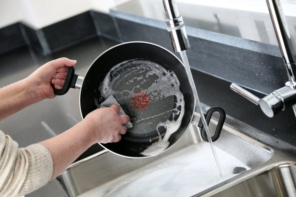 Как убрать антипригарное покрытие со сковородки
