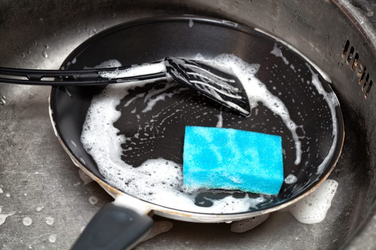 Как прокалить алюминиевую сковородку без покрытия: отличия от чугунной
