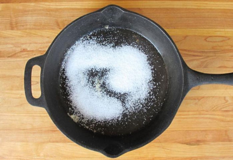 Как прокаливать сковороду солью