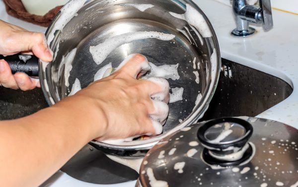Правильно чистить сковороду сразу после использования