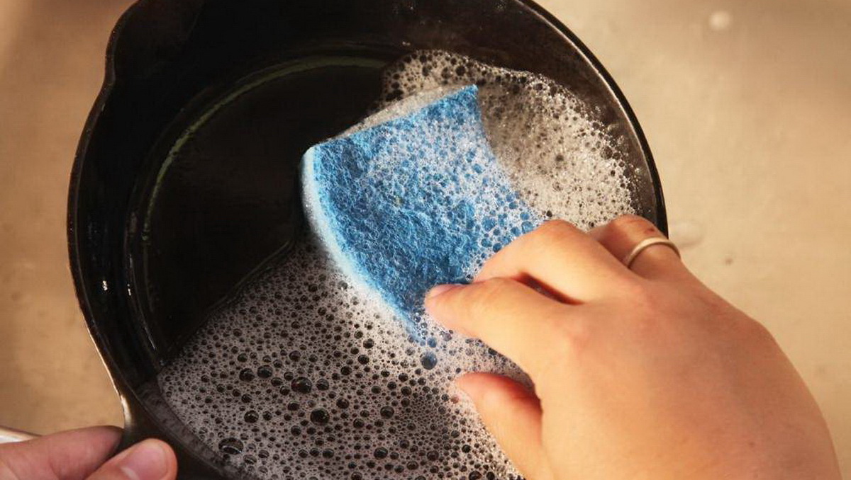 Мытье чугунной сковороды