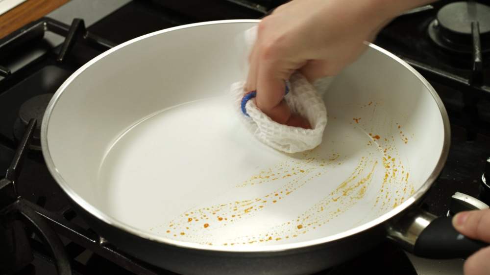 Как убрать масло на керамической сковороде
