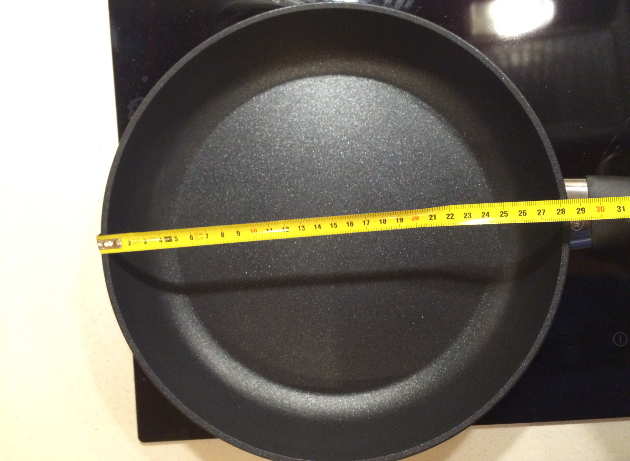 Измерение диаметра сковороды