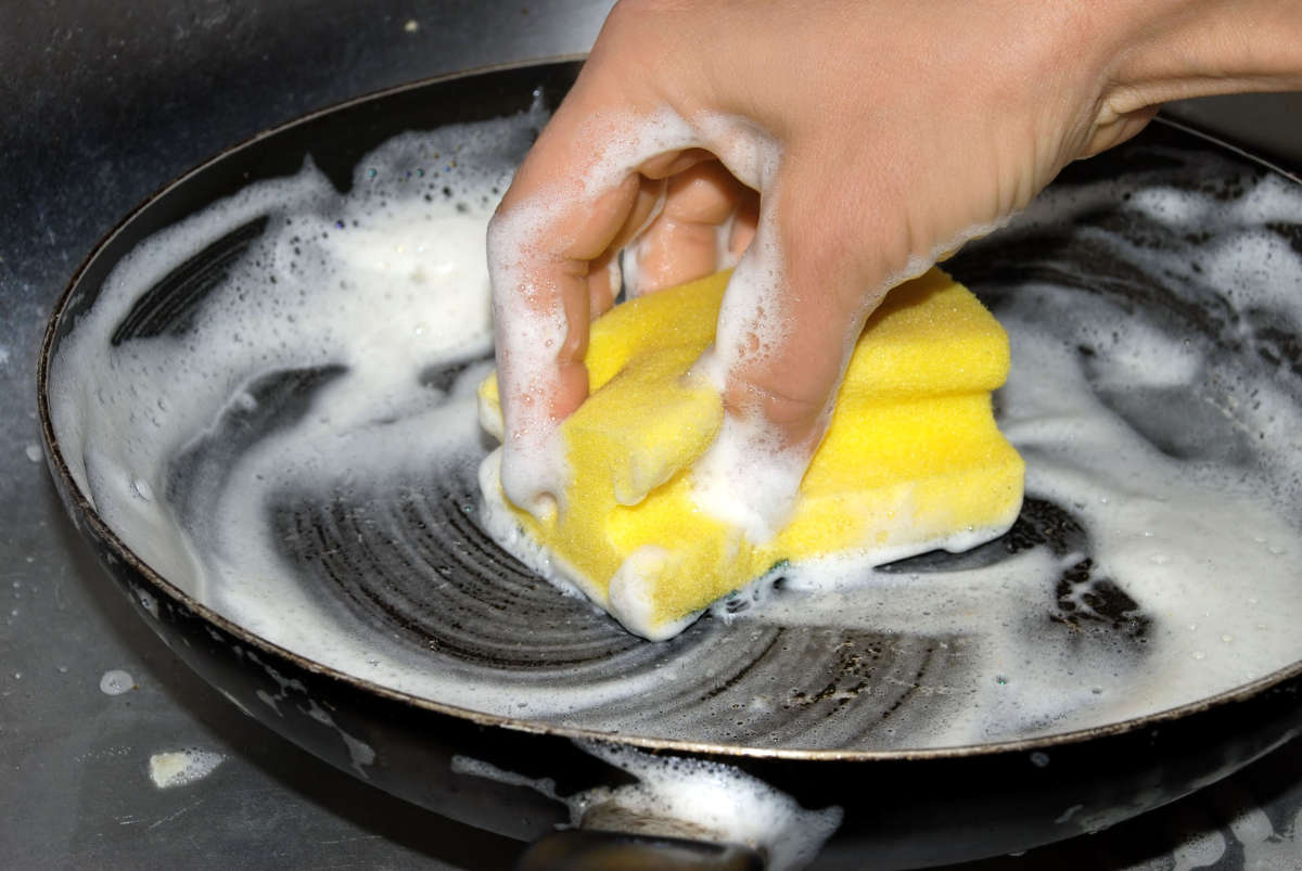 Мытье сковороды