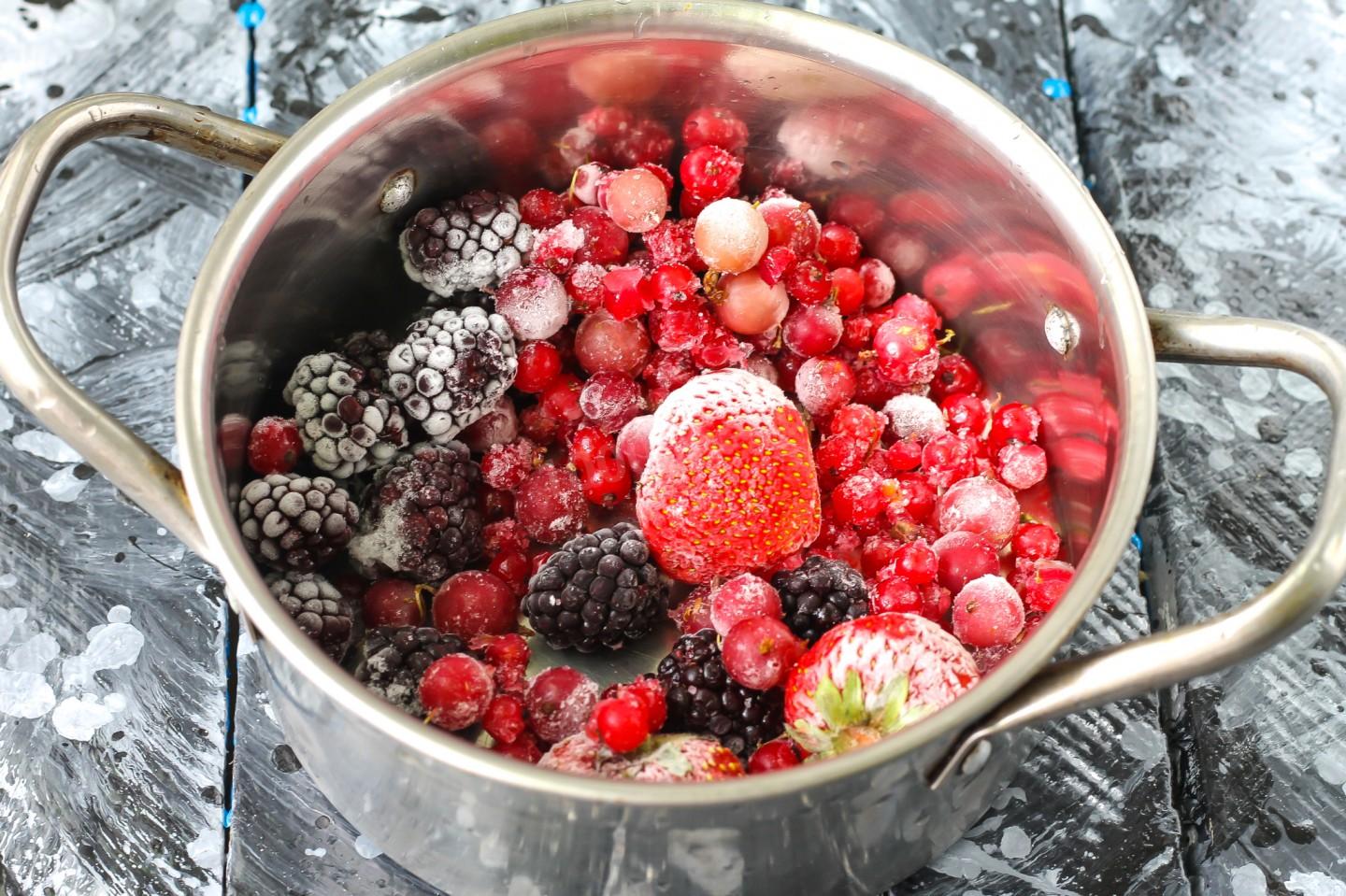 Замороженные ягоды в кастрюле