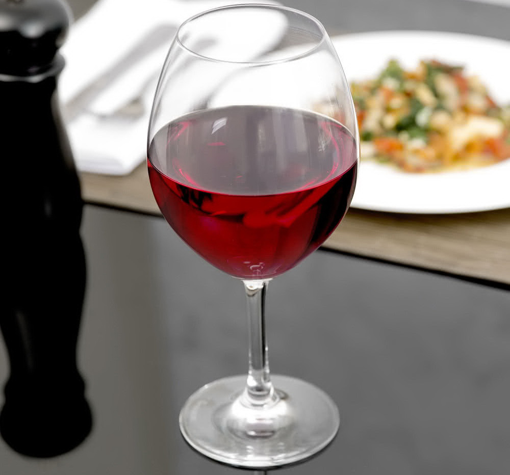 Бургундский бокал с вином