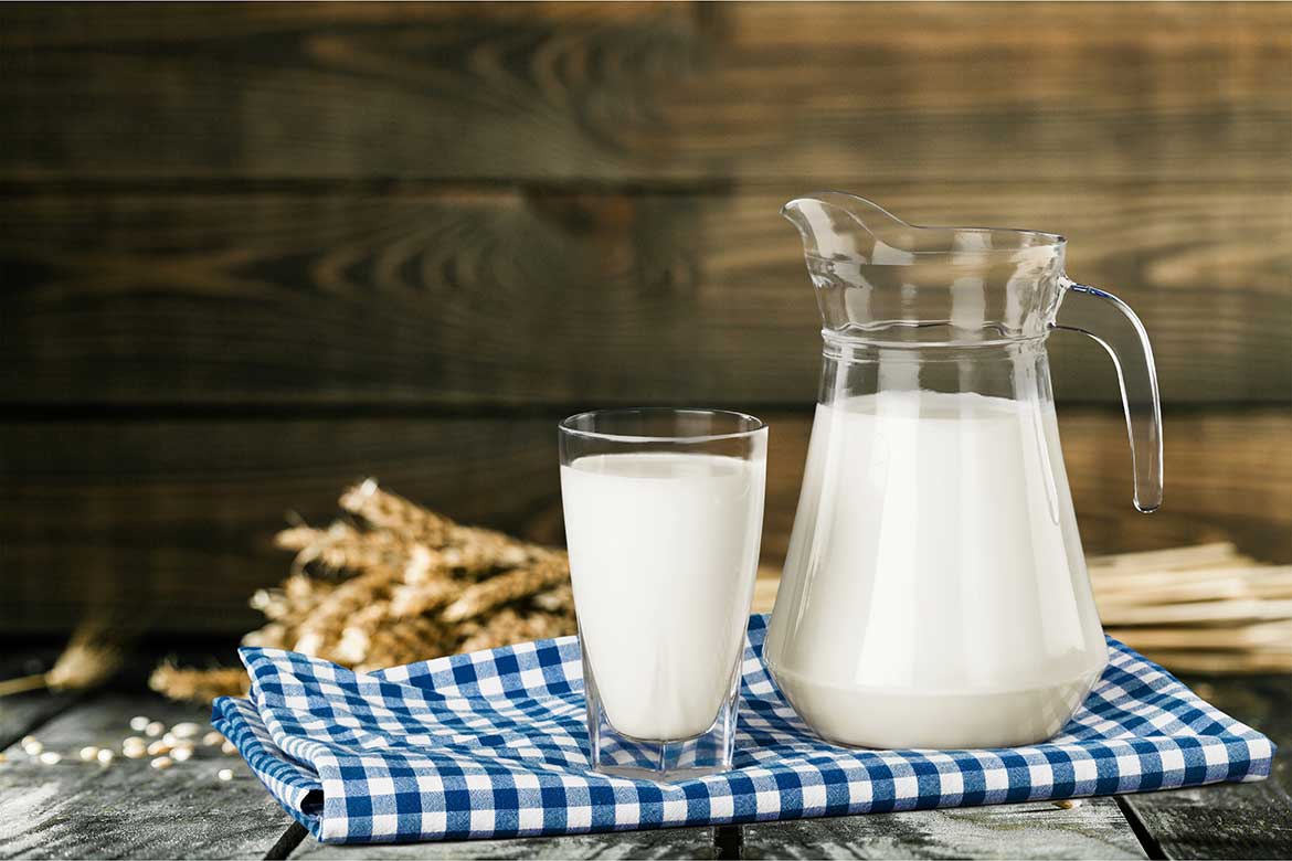 Фото молока в кувшине