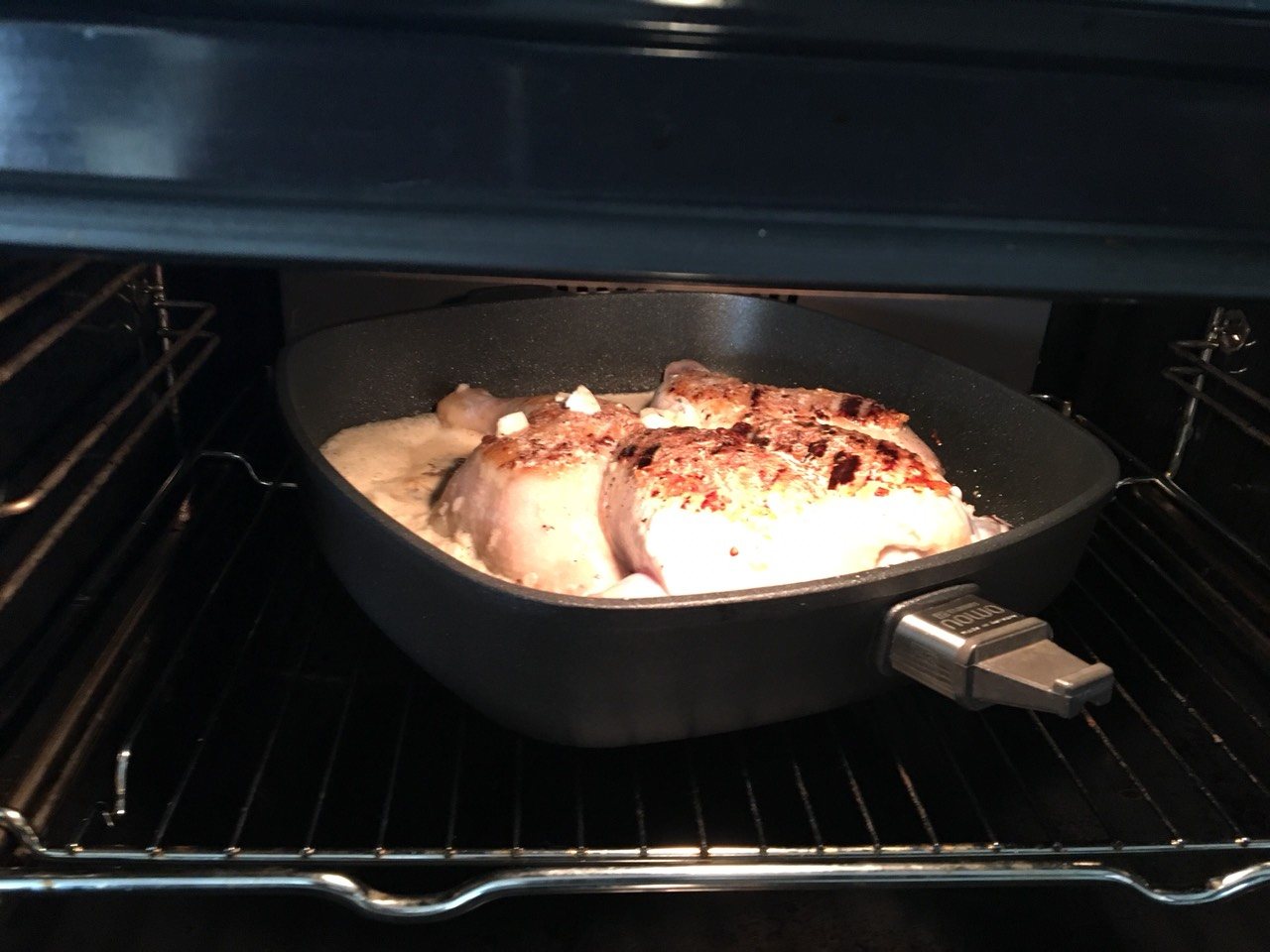 Сковорода с курицей в духовке