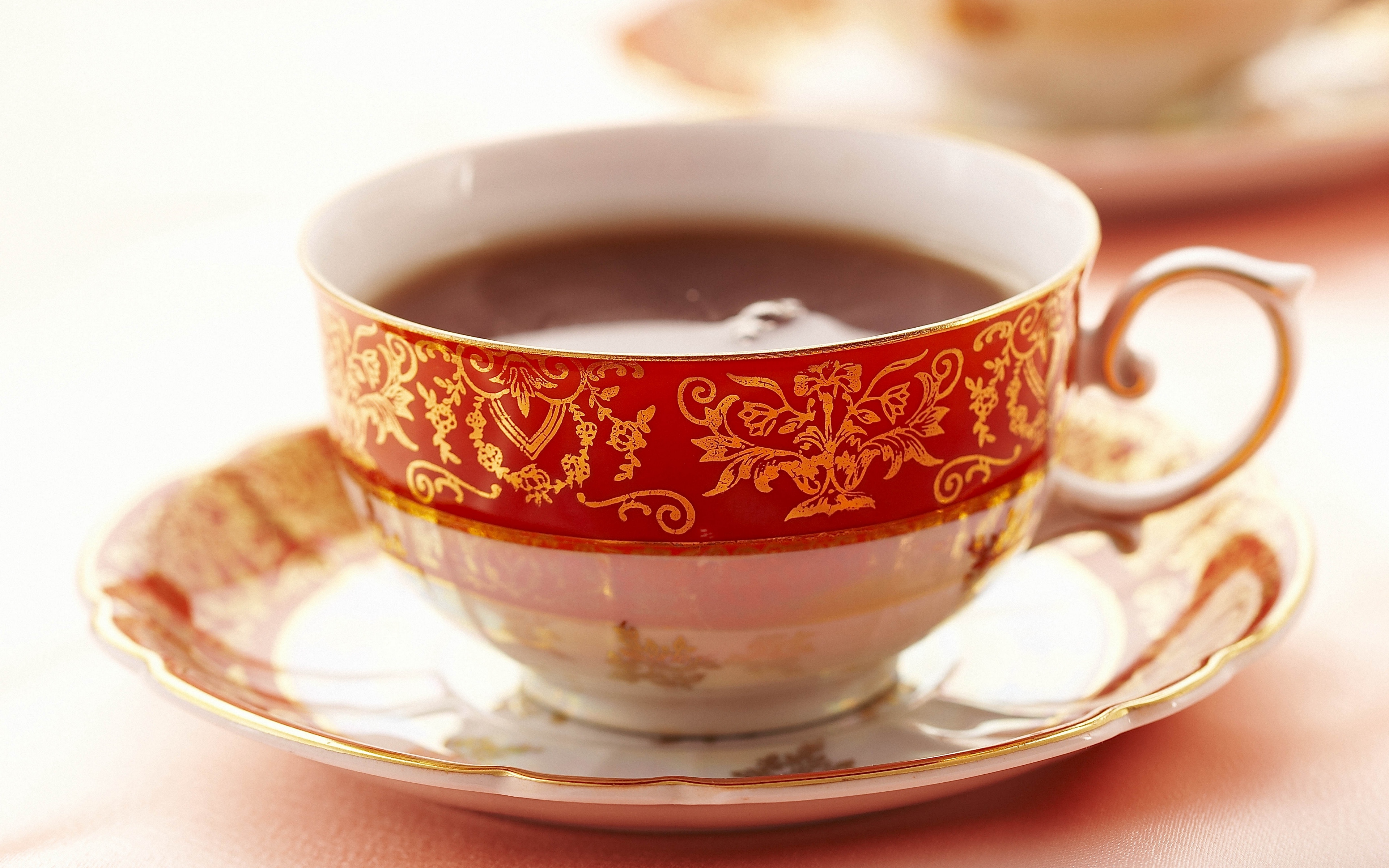 Чай в фарфоровой чашке