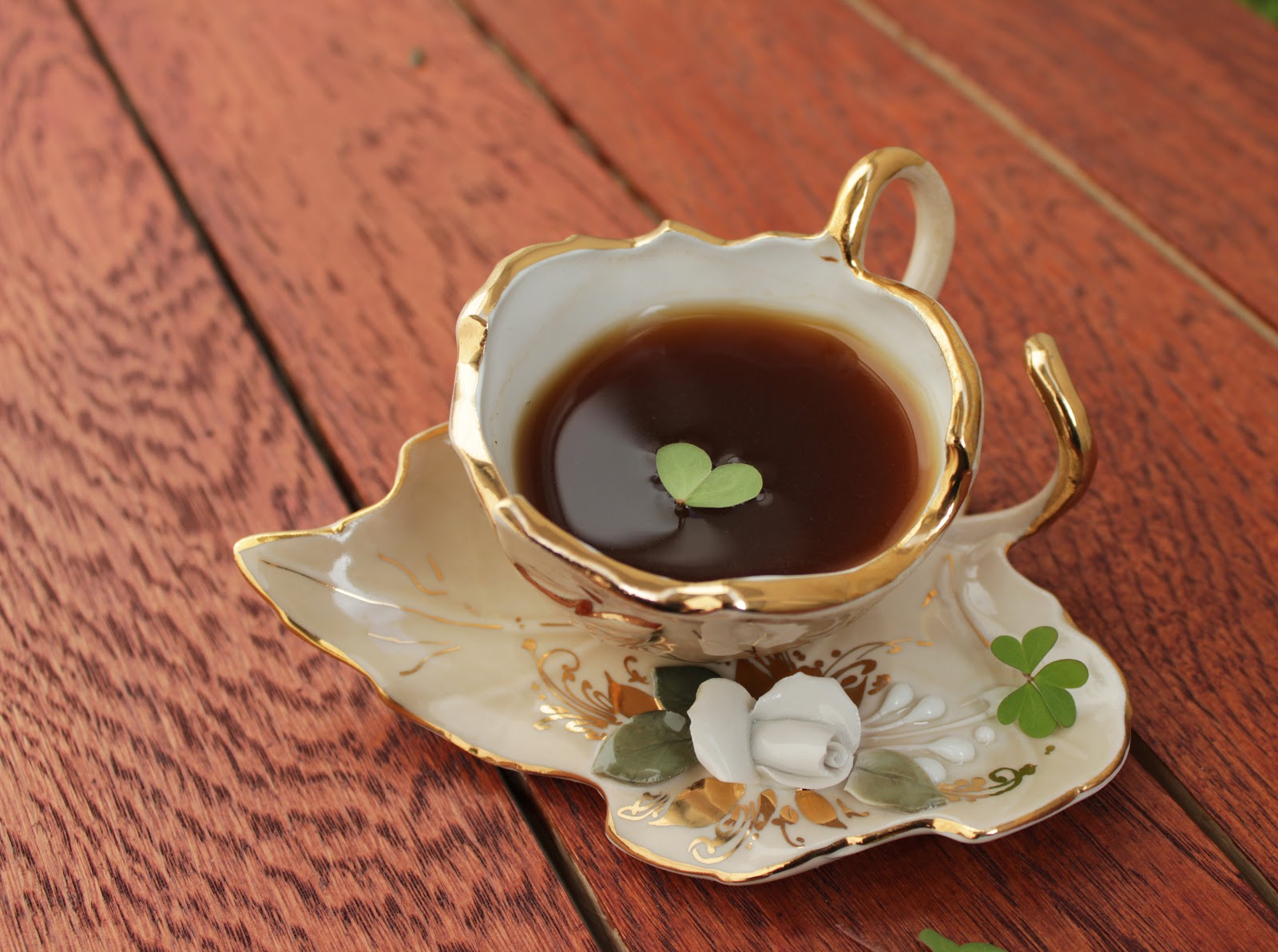 Фарфоровая чашка с чаем