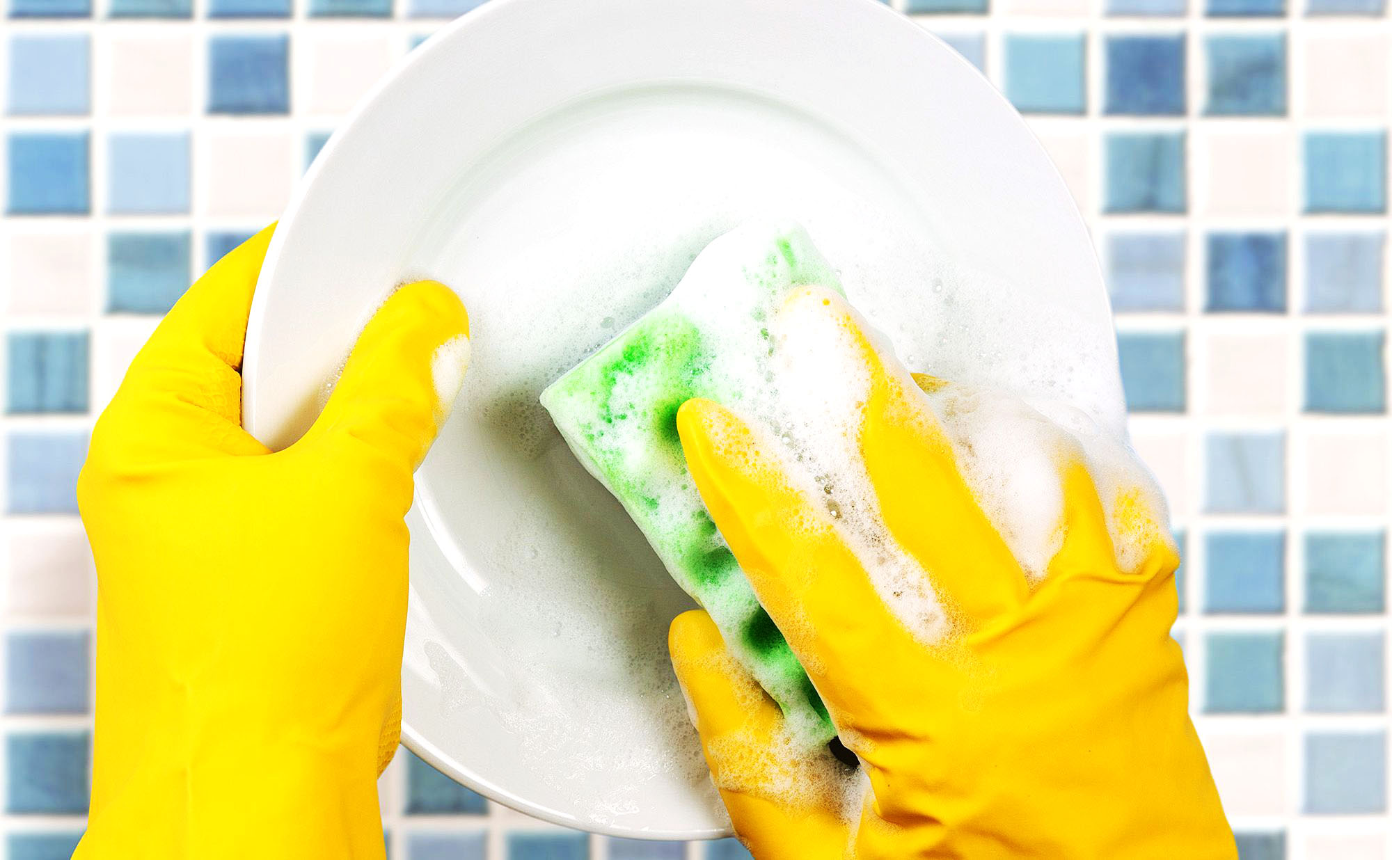 Мытье тарелки в перчатках