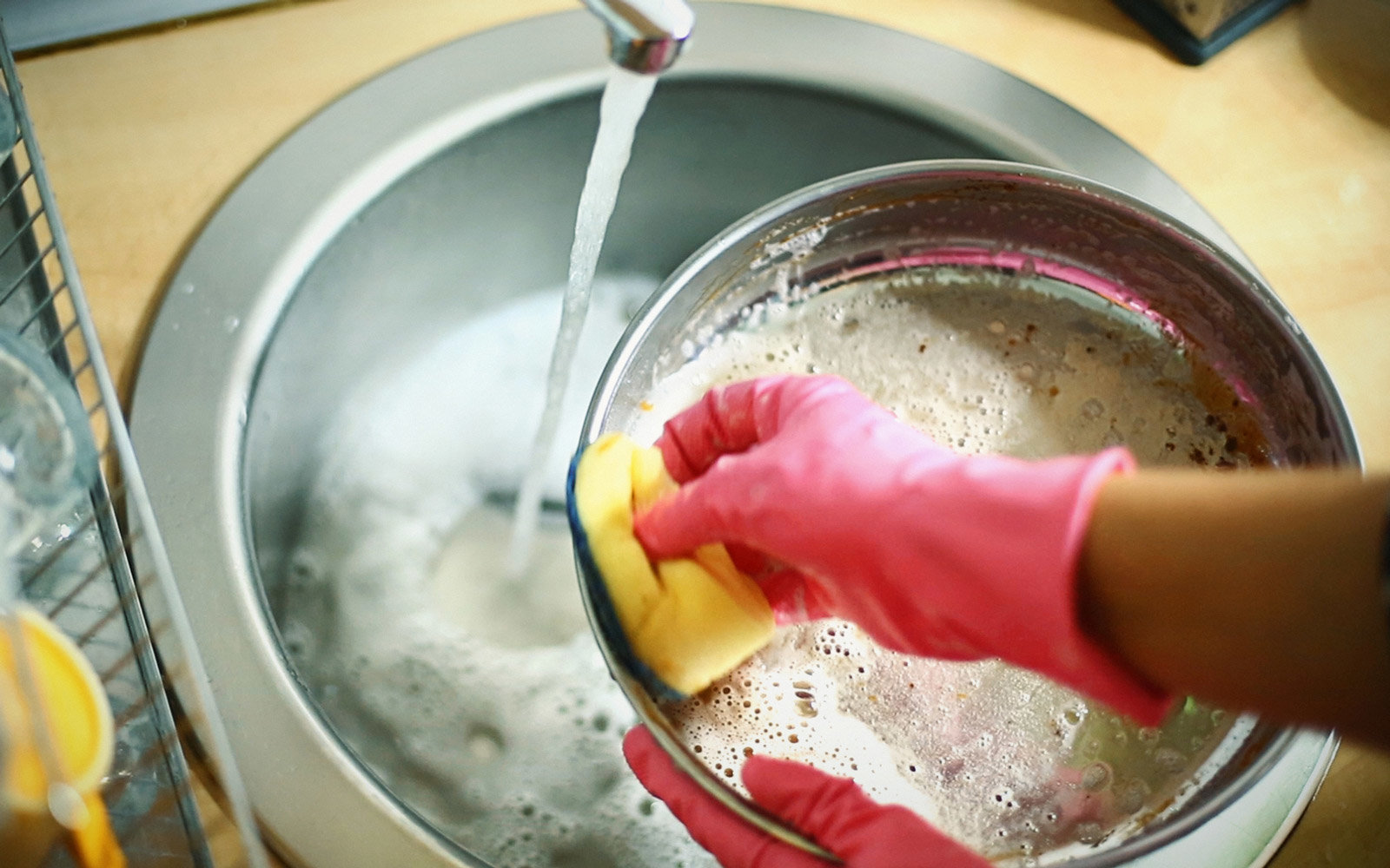 Мытье посуды в холодной воде