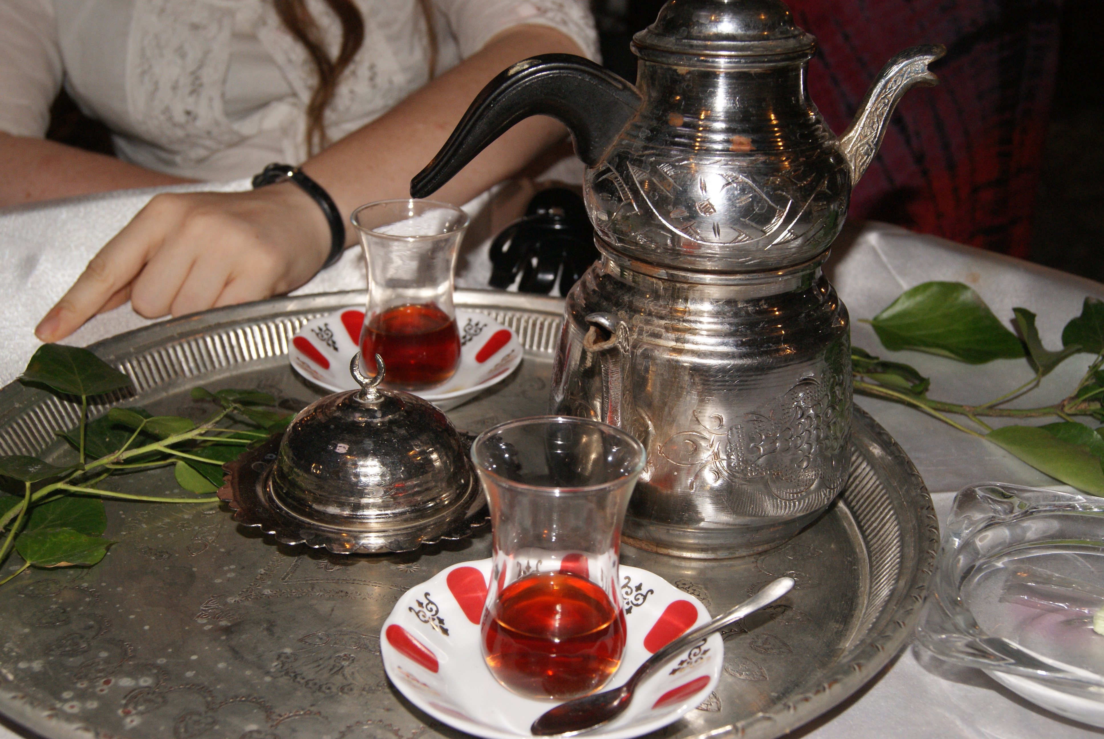 Турецкий чайник на столе