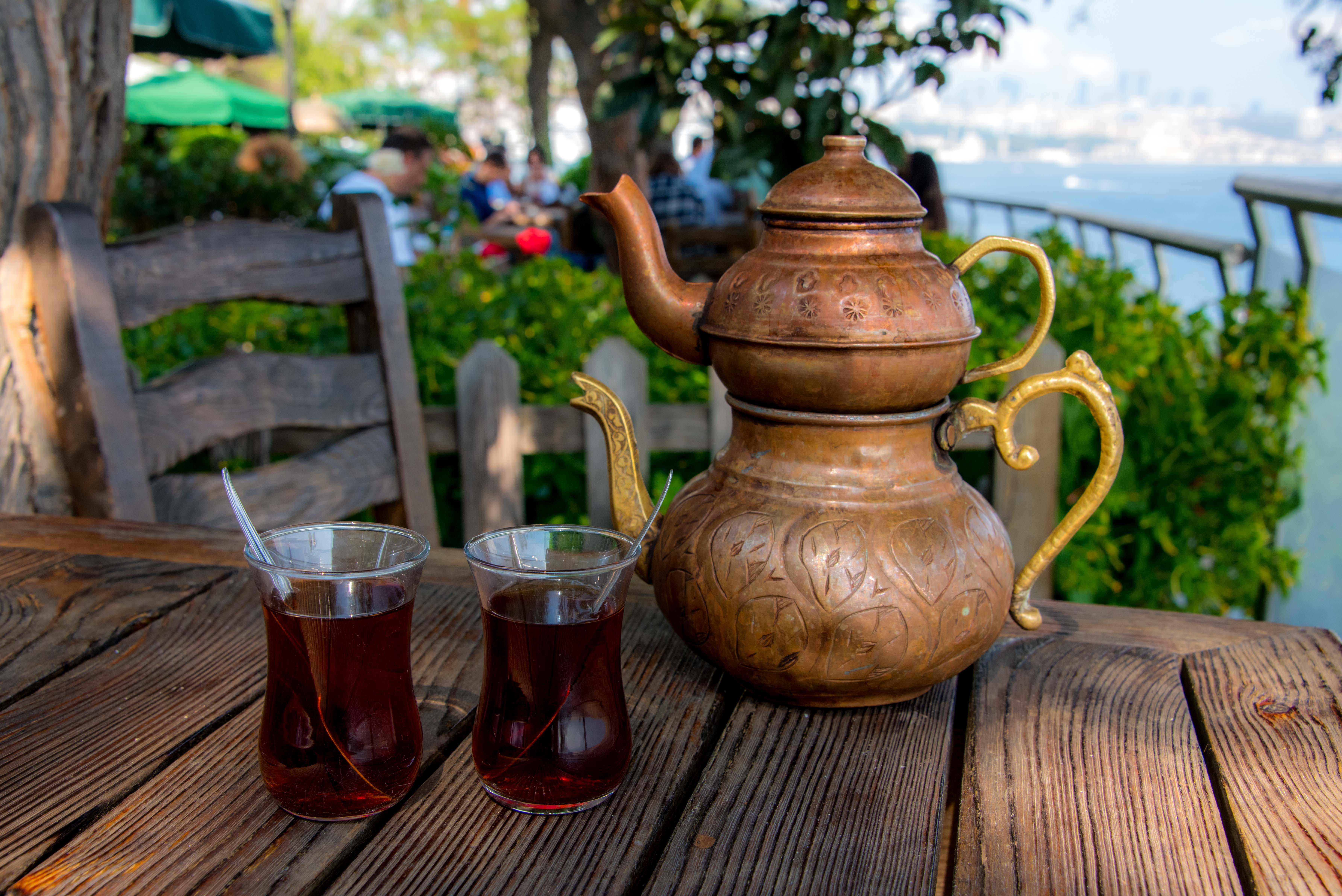 Турецкий чайник с чаем на столе