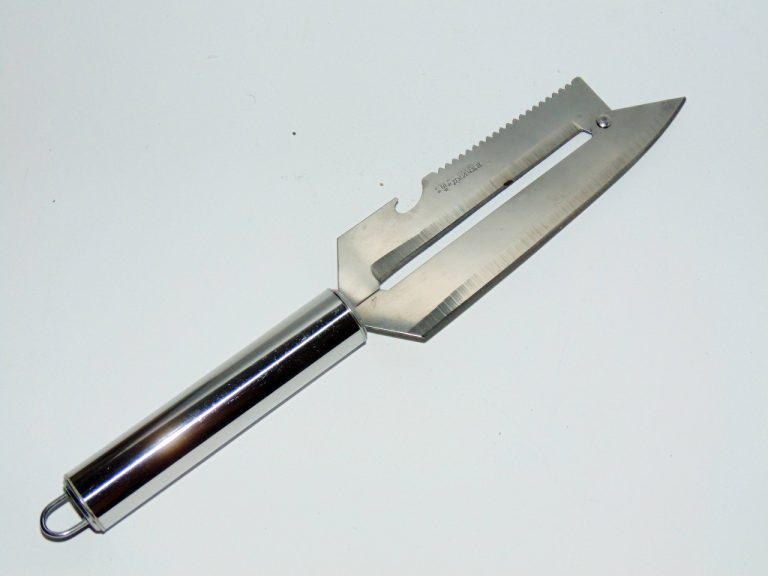 Специальный нож с двумя лезвиями для шинковки капусты: как правильно .