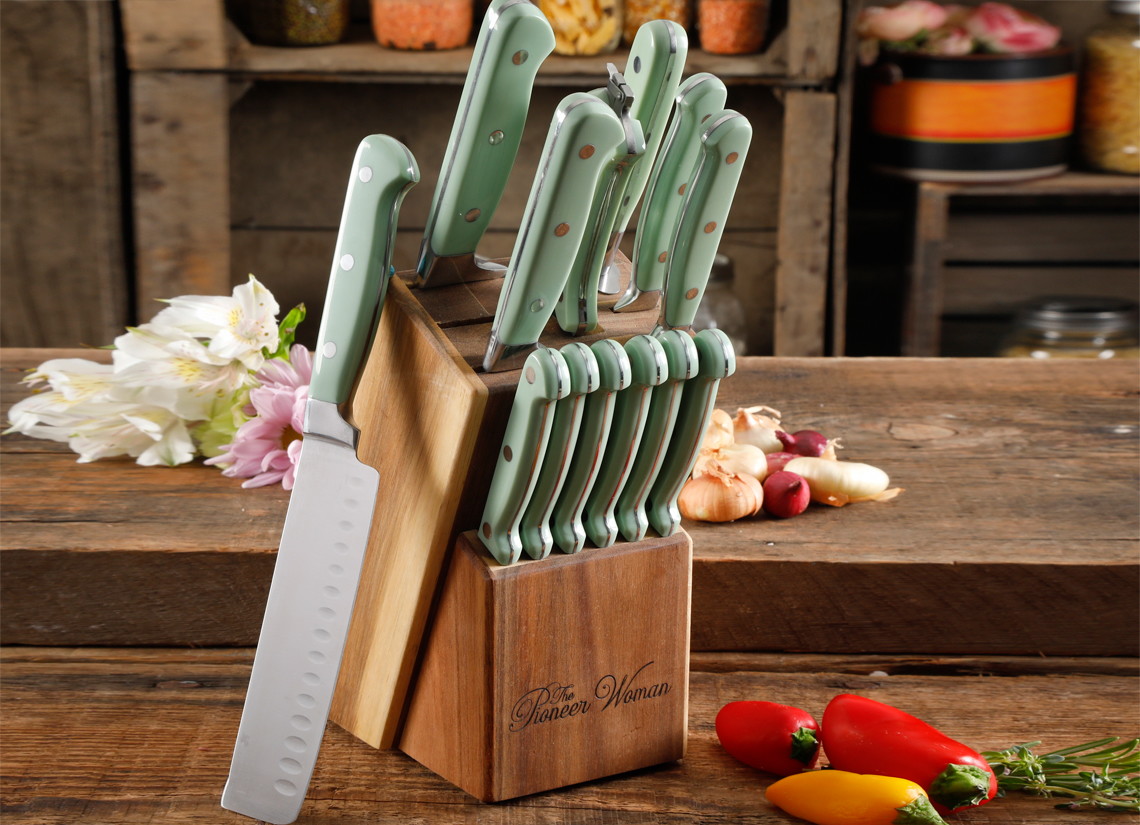 Подставка с ножами на кухне