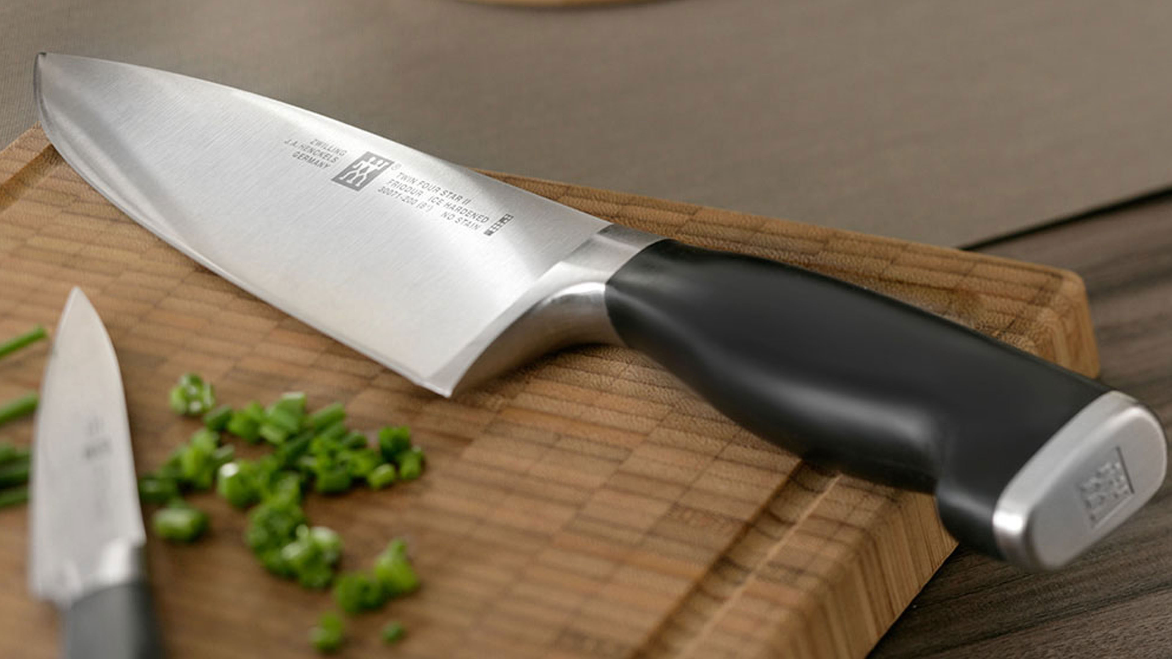Кухонный нож на доске